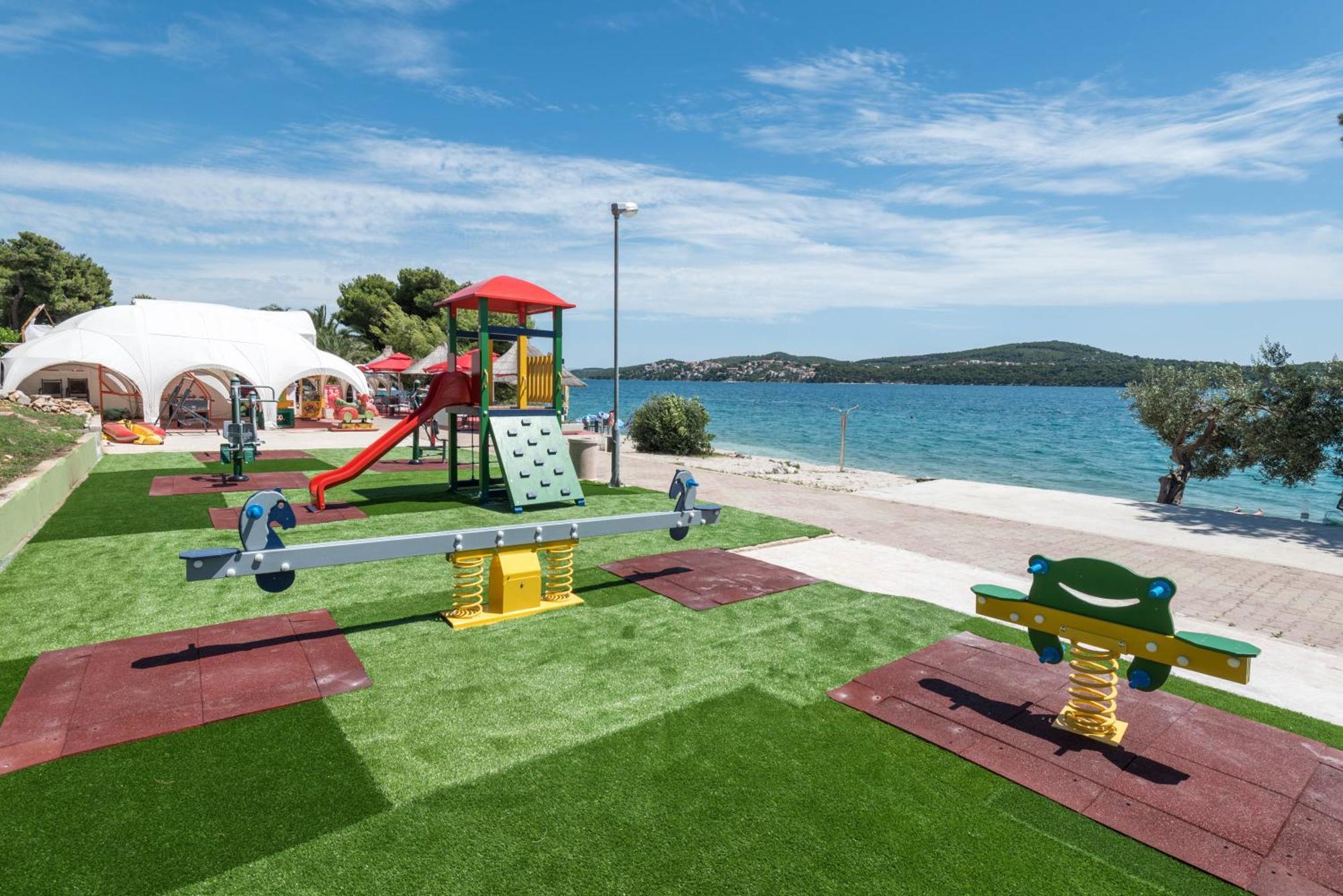 Apartments Medena Budget Trogir Ngoại thất bức ảnh