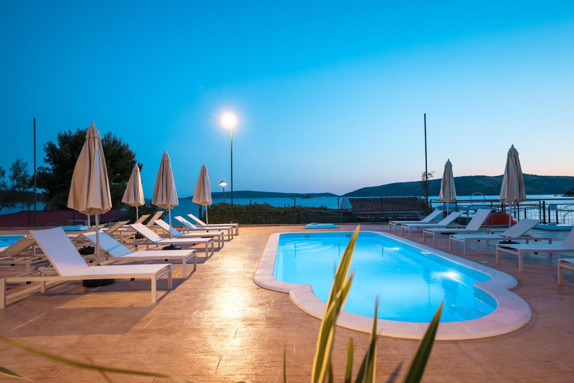 Apartments Medena Budget Trogir Ngoại thất bức ảnh